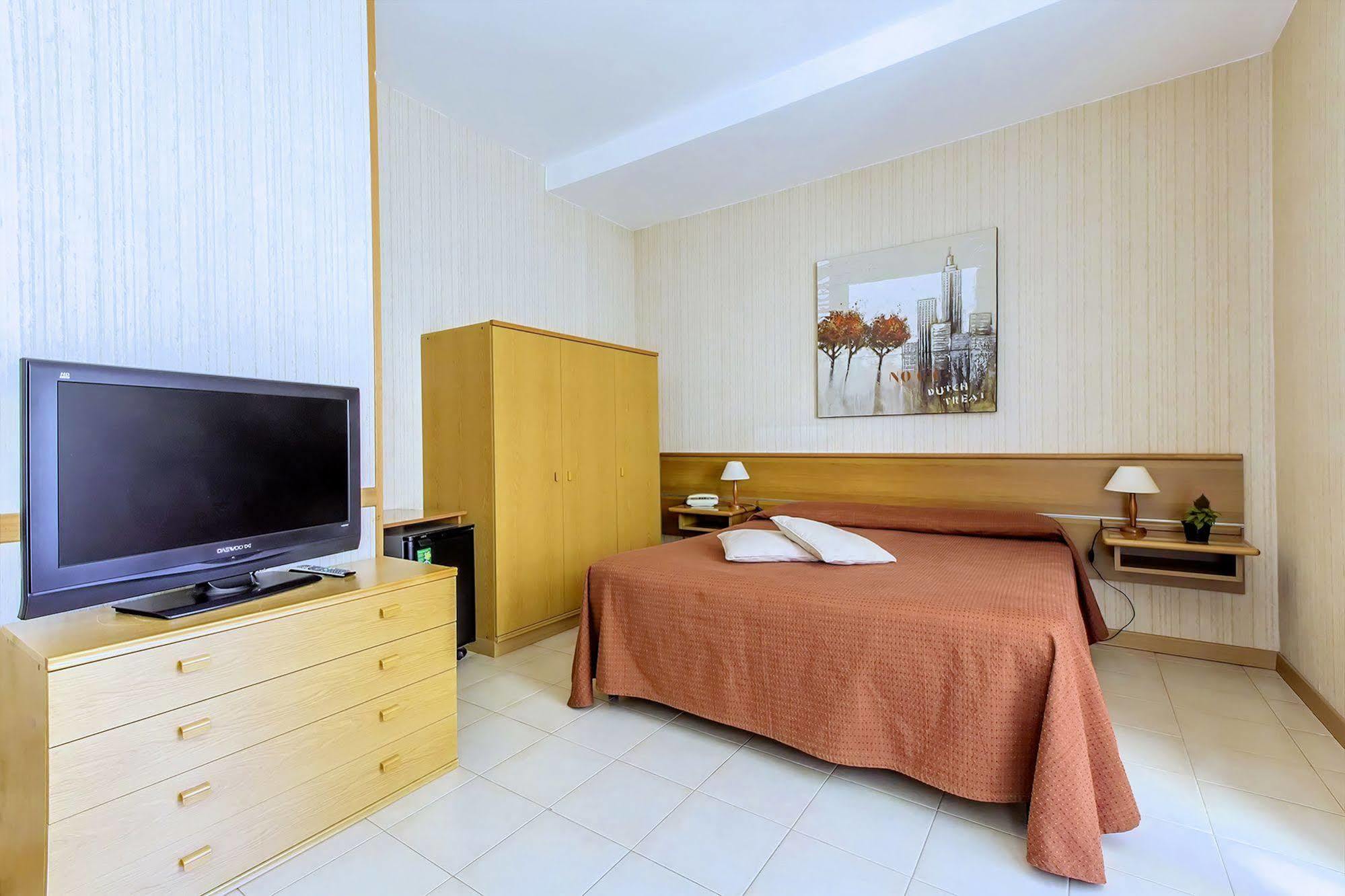 Hotel Residence Ulivi E Palme Cagliari Esterno foto
