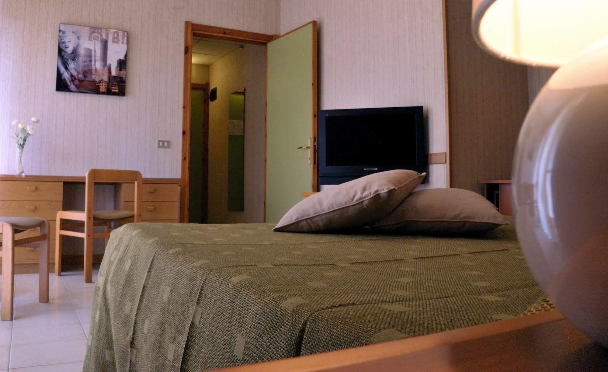 Hotel Residence Ulivi E Palme Cagliari Esterno foto